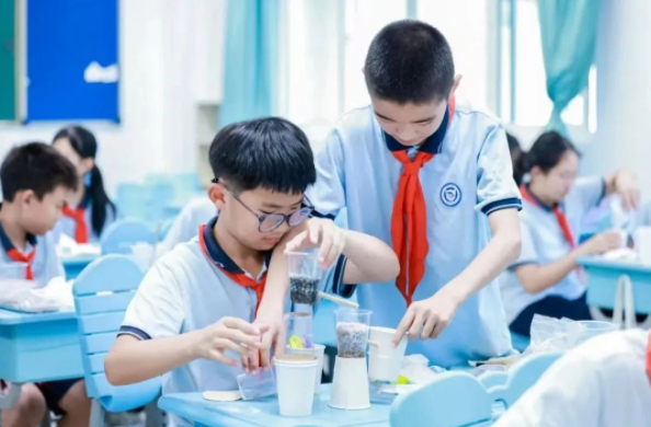 校园启动学生们归纳运用化学物理生物等学科常识打开实践