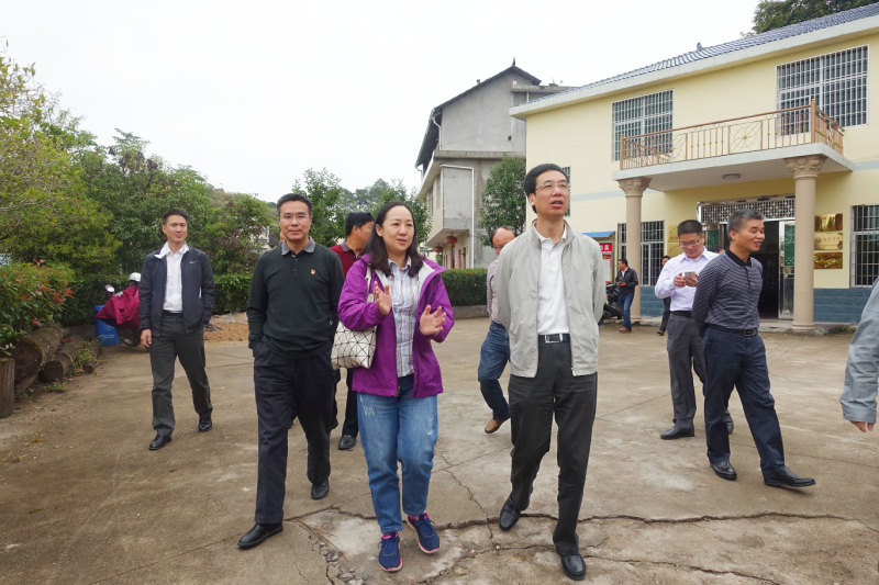 省物价局林作明局长慰劳宁化驻村考察干部写实